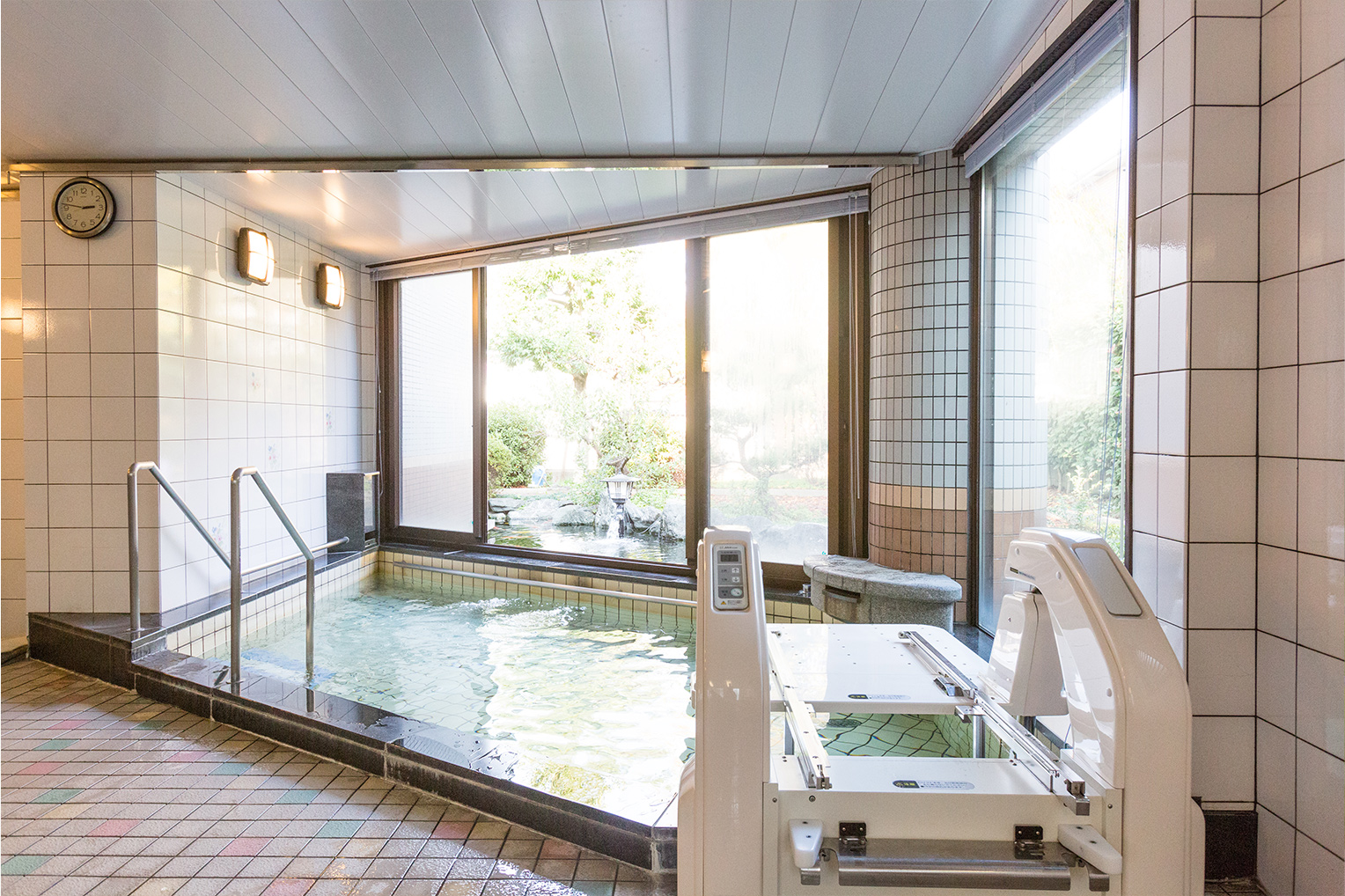 浴室（大浴槽とリフト浴）