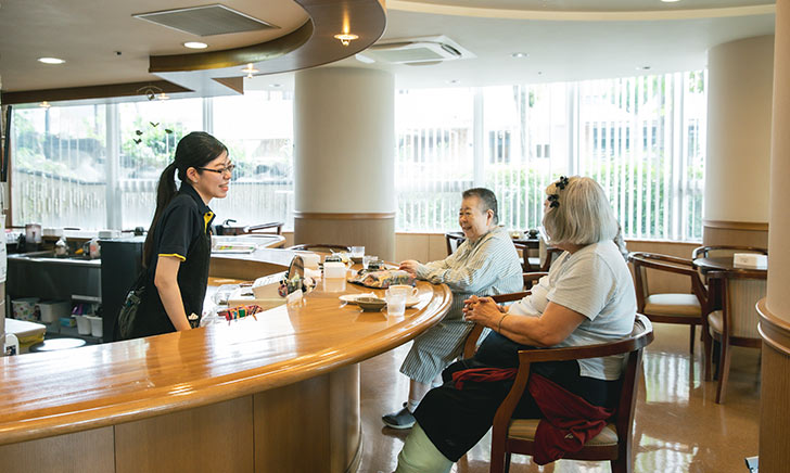 くつろぎを生むカフェ＆娯楽スペース